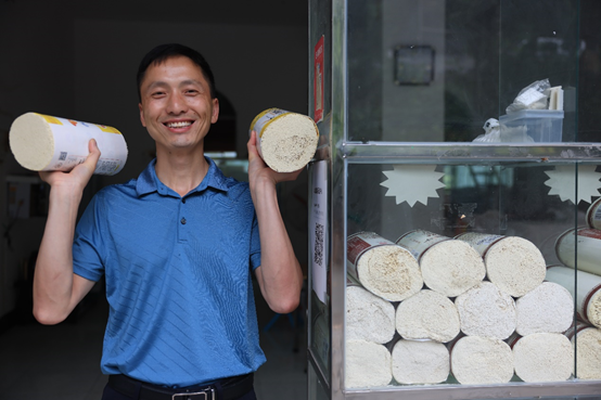 胡刚是古蔺面协会秘书长，同时也是古蔺面制作工艺非遗传承人，从小在“面村”长大。通讯员 燕伟民 摄