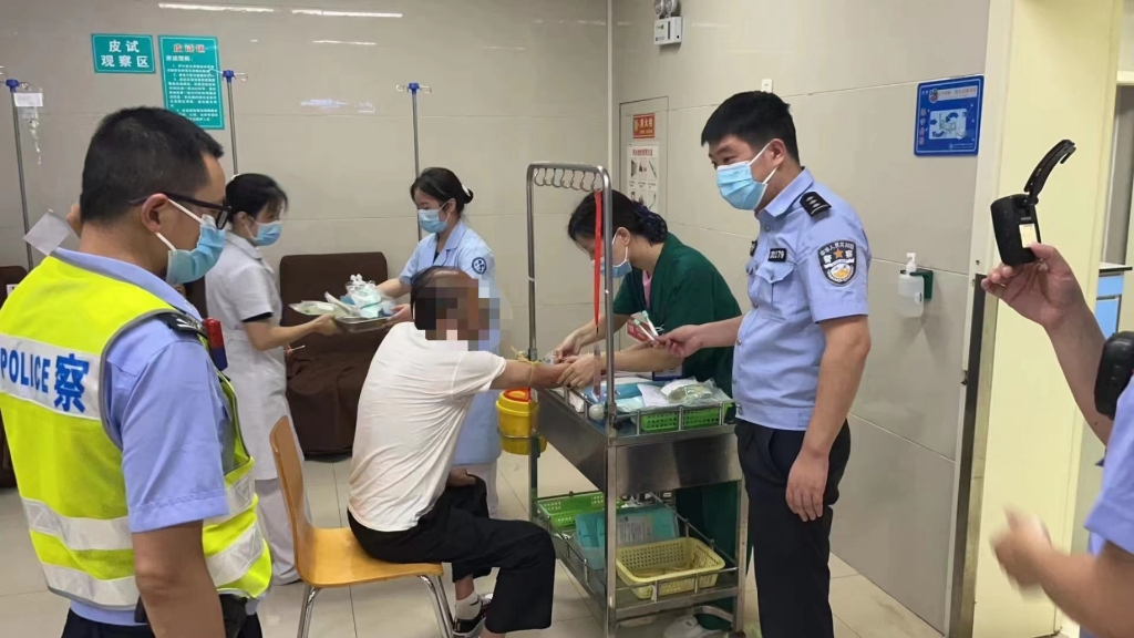 民警带被举报者王某某前往医院抽血查验。重庆市合川区警方供图
