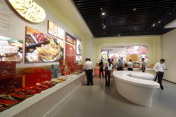 中国西部预制菜之都展览馆，游客正在参观。向成国 摄