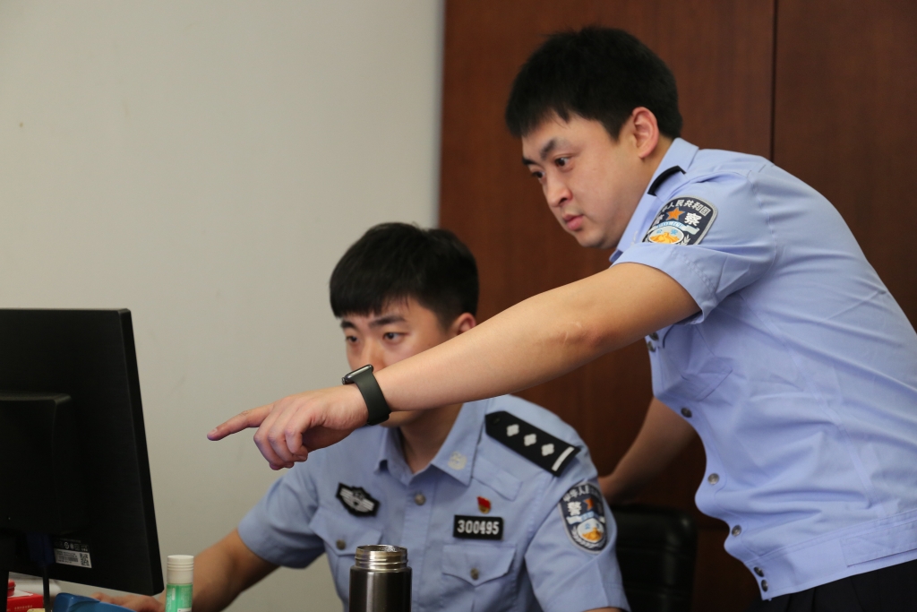 民警对案件开展研判。九龙坡警方供图