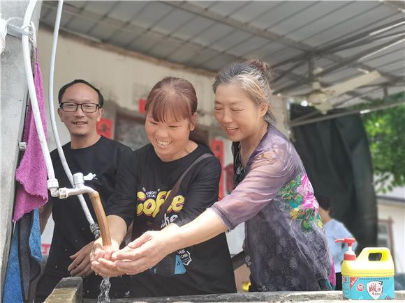 七星村村民手捧“放心水”露出了高兴的笑容。通讯员 刘星  摄
