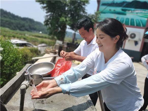 七星村村民手捧“放心水”露出了高兴的笑容。通讯员 刘星 摄