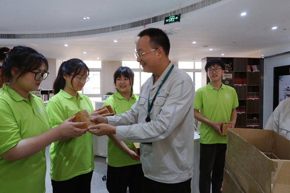 国家电网重庆铜梁供电公司总经理汤雪松向师生赠送纪念礼物