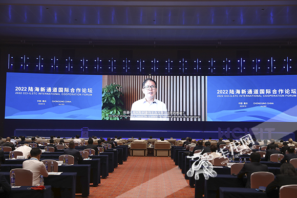 阿斯利康全球执行副总裁、国际业务及中国区总裁王磊发表视频演讲。华龙网-新重庆客户端 首席记者 李文科 摄