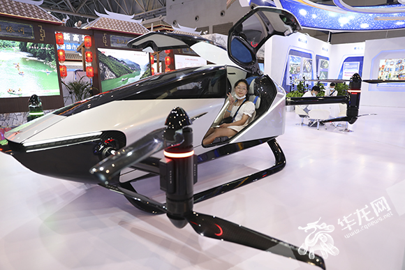 小鹏汽车提供的最新一代的飞行汽车“旅航者X2”。华龙网-新重庆客户端 首席记者李文科 摄