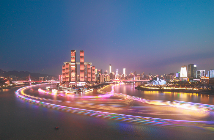 2021年7月13日，长江、嘉陵江水位上涨，朝天门两江交汇处灯火璀璨。