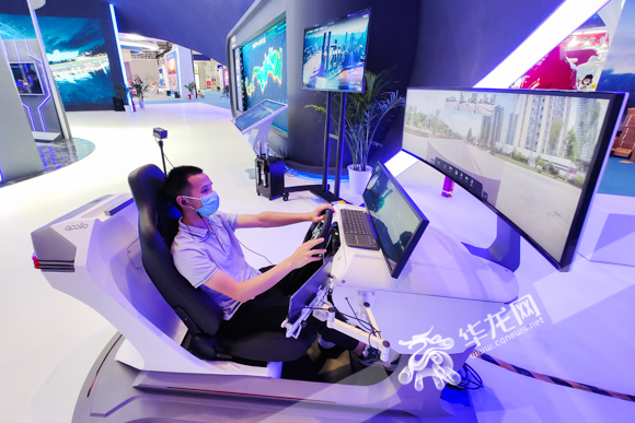 03—— 重庆江北展厅现场展示了5G远程无人驾驶技术。工作人员身在展厅，利用5G技术远程操控正在路面上行驶的汽车。华龙网-新重庆客户端记者 石涛 摄