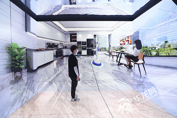 市民在VR展区沉浸式体验。华龙网-新重庆客户端 首席记者 李文科 摄