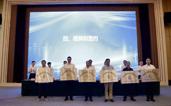 6个技工教育集团现场揭牌。重庆市人力社保局 供图