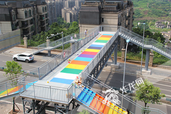 1重庆两江新区人和街道一天桥变身“彩虹桥”。华龙网-新重庆客户端 张颖绿荞 摄