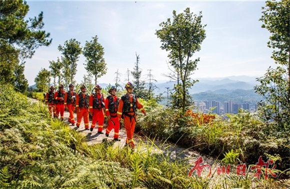 南川区综合应急救援队队员在山中巡逻。甘昊旻 摄