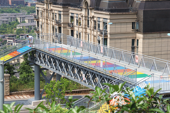 4涂鸦完成后的“彩虹桥”。华龙网-新重庆客户端 张颖绿荞 摄