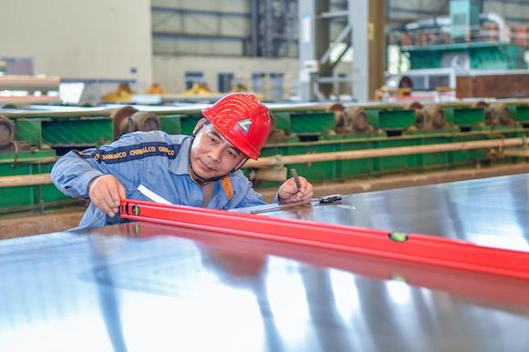 西南铝厚板生产线员工在检测铝板平直度。通讯员 李影 摄