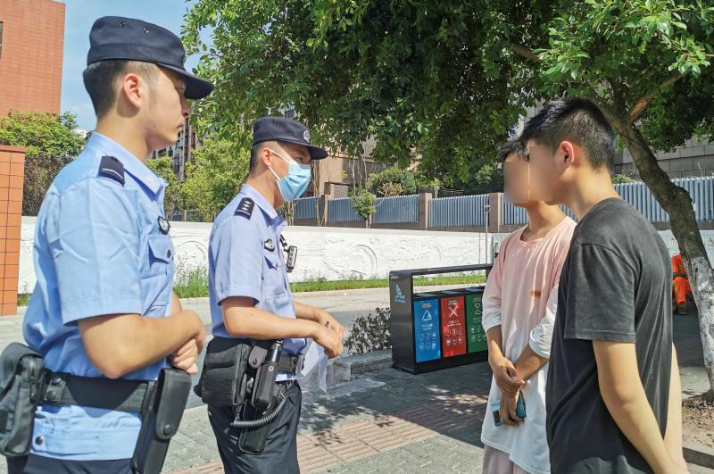 民警安慰被骗的学生。渝北区警方供图