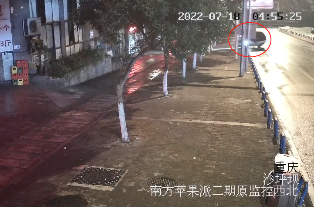 车辆撞上路边护栏和电杆的瞬间。公共视频截图