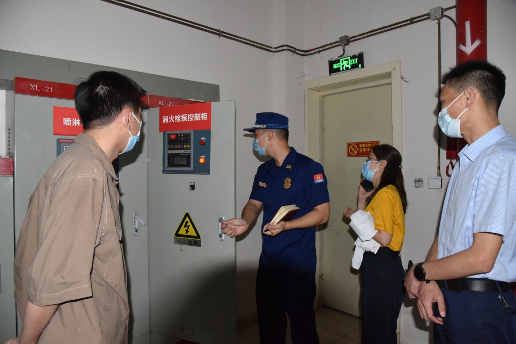 1消防员检查防火设备运行情况。重庆消防供图