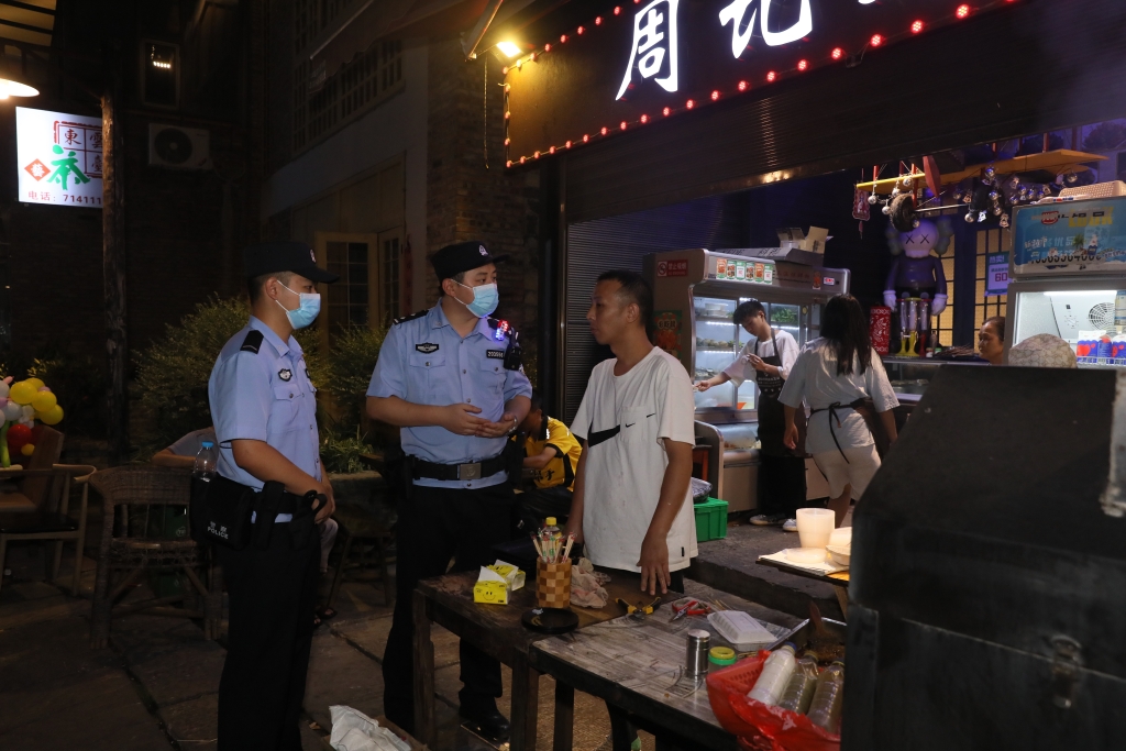 1民警向烧烤摊业主开展安全宣传。南川区警方供图