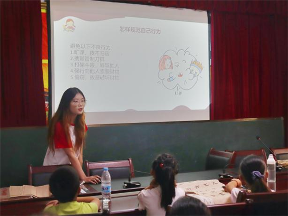 志愿者宣讲法制知识，告诉孩子们规范自己行为的方法。通讯员 刘韦宇 摄