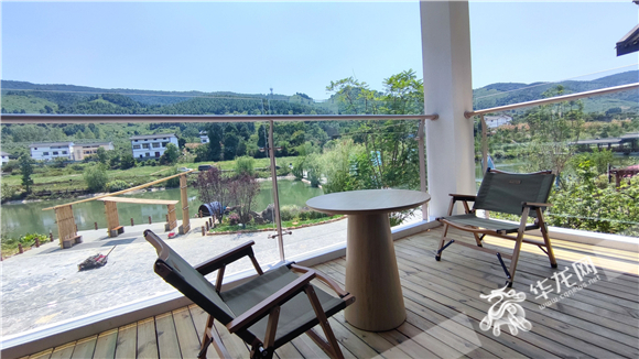 休闲于阳台上，可观览绿水青山。华龙网-新重庆客户端记者 闫仪 摄