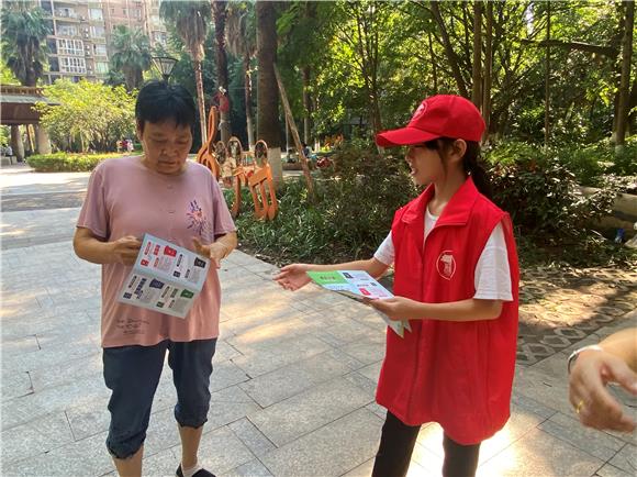 志愿者向居民宣传垃圾分类常识。通讯员 胡春燕 摄