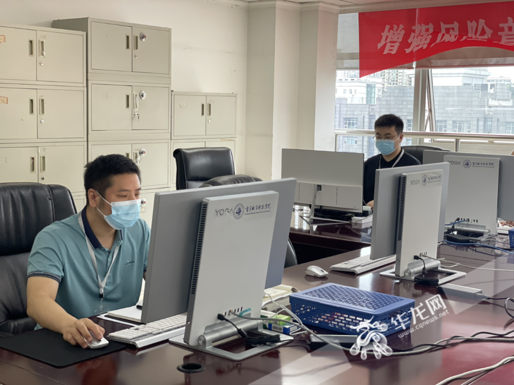 重庆市教育考试院内，投档工作正在有序开展。华龙网-新重庆客户端记者 姜念月 摄