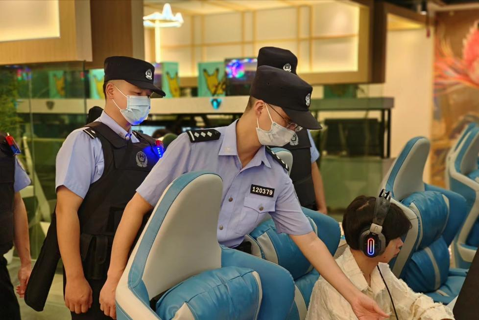 3民警前往网吧检查。重庆高新区警方供图