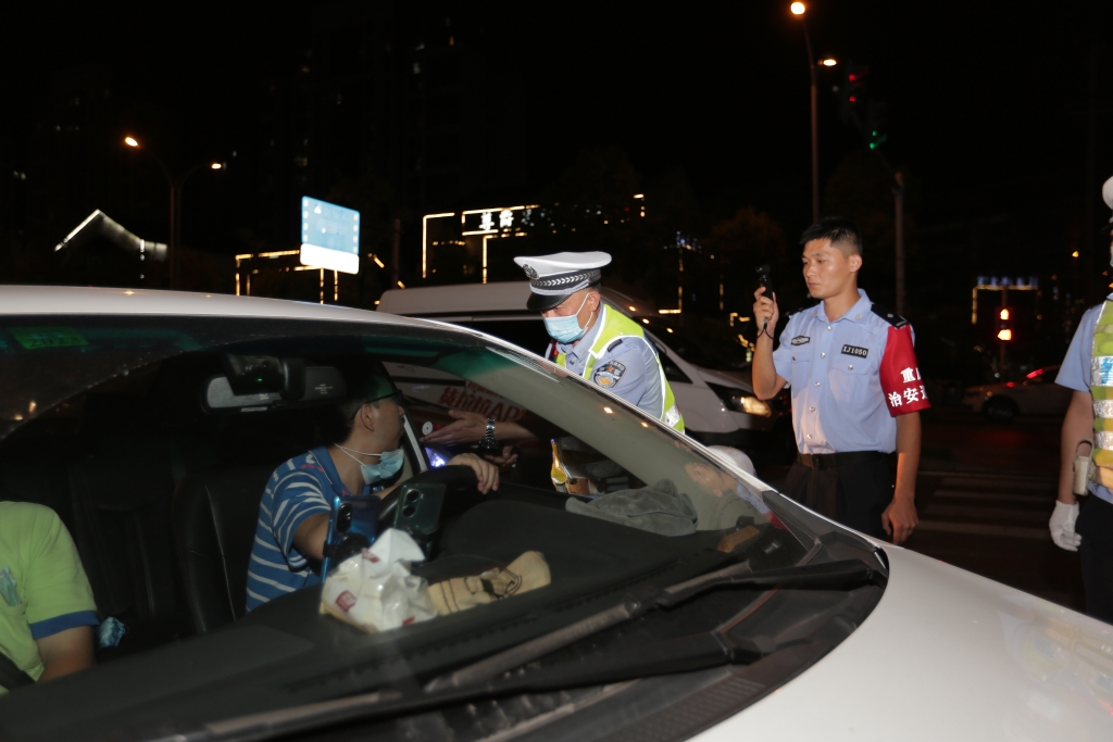 0民警盘查过往车辆。重庆高新区警方供图