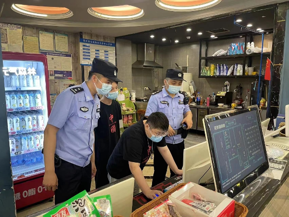 0民警对重点场所进行清查。沙坪坝区警方供图