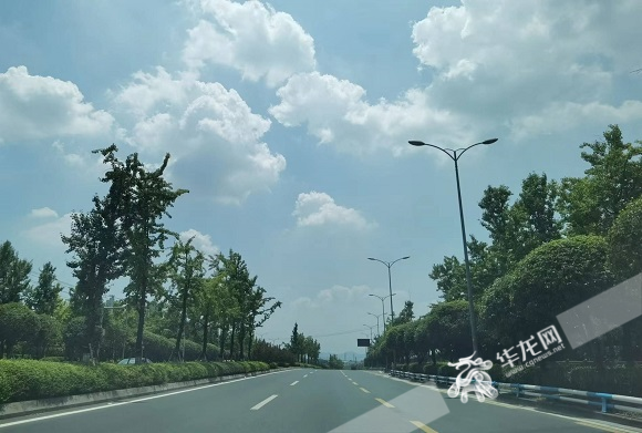 7月29日，重庆各地多云到晴，午后外出注意防暑防晒。华龙网-新重庆客户端记者 尹建红 摄