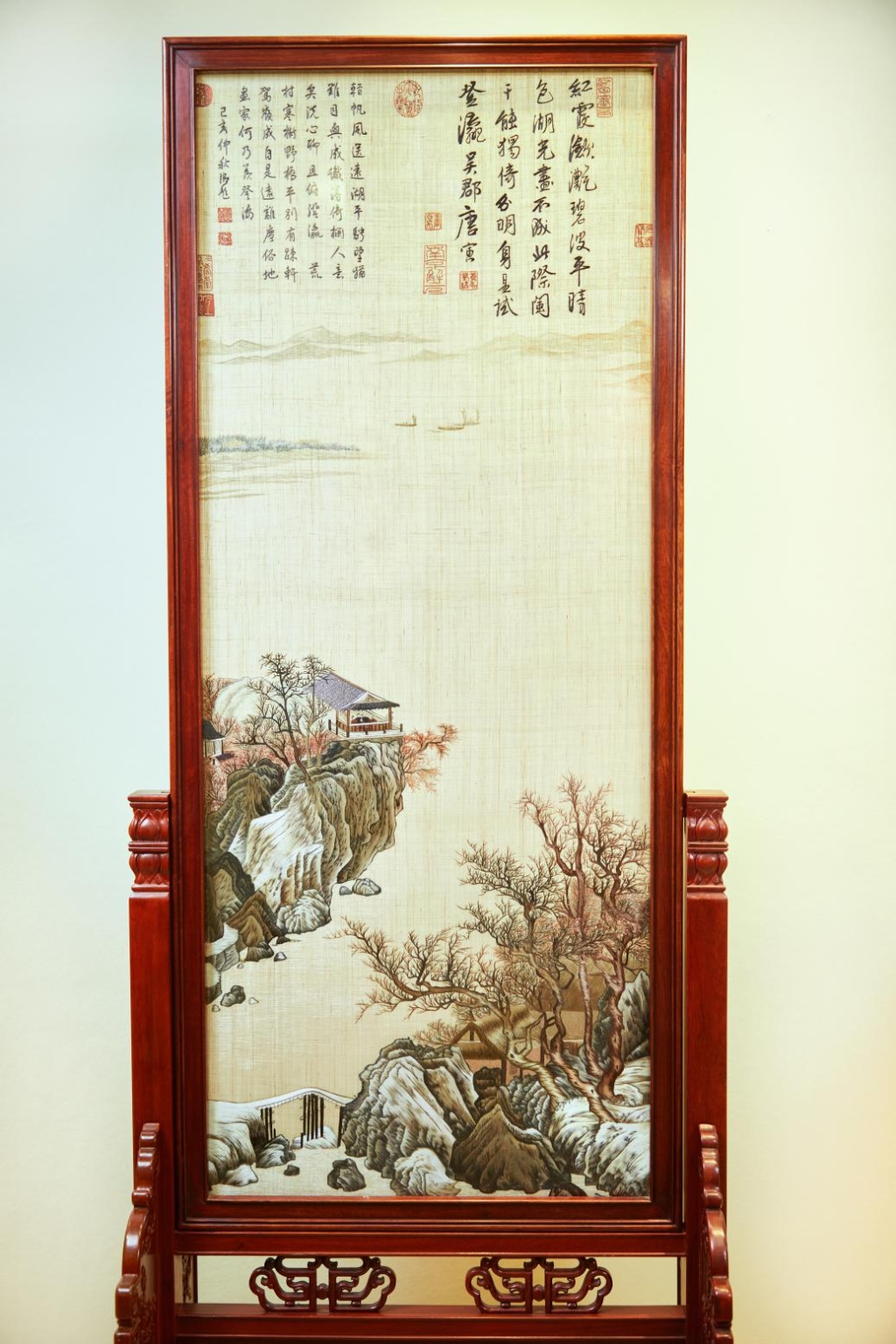 夏布双面绣屏风《湖山一览图》。市工艺美术协会 供图