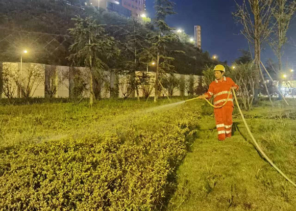 7在自动喷灌浇水的基础上，辅以人工浇水，做到灌溉无死角，确保绿植存活。市市政设施运行保障中心供图 华龙网发