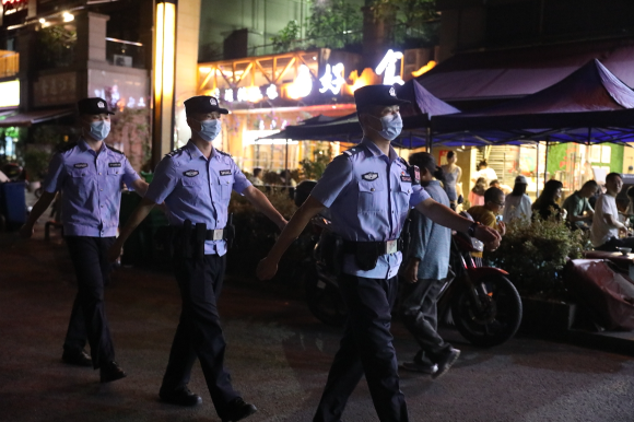 3民警在夜市巡逻。沙坪坝区警方供图