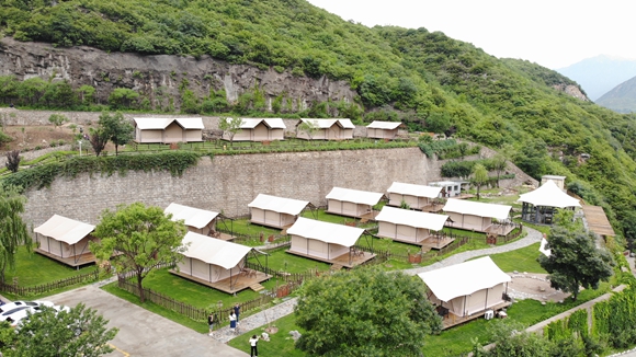 河北省保定市涞水县野三坡景区的露营基地。