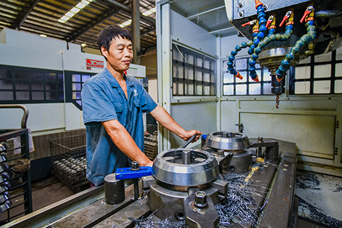 位于綦江工业园区的重庆康田齿轮有限公司生产车间，工作人员正在操作数控车床加工齿轮。特约通讯员 陈星宇  摄