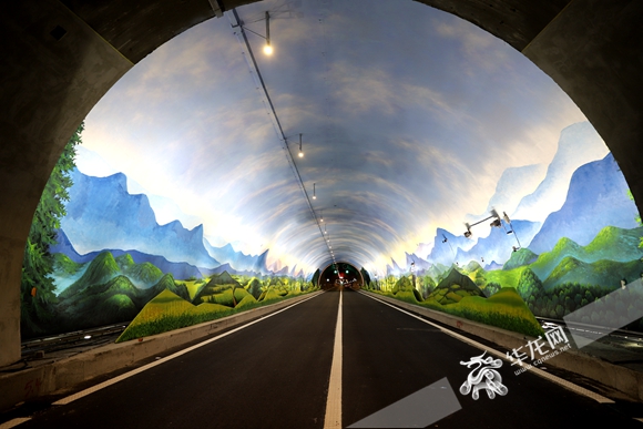 城开高速公路城开隧道里的手绘景观。华龙网-新重庆客户端记者尹建红摄