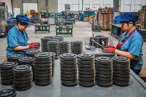 位于綦江工业园区的重庆康田齿轮有限公司生产车间，女工在质检齿轮。特约通讯员 陈星宇 摄