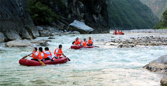 游客体验漂流（资料图）。巫溪县文旅委供图 华龙网发
