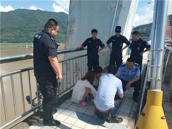 男子欲跳桥轻生，被民警和热心群众合力救起。云阳县公安局供图 华龙网发