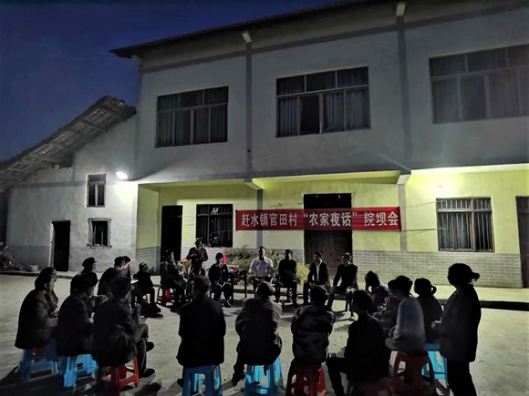 图三：”农家夜话“现场，干部们和村民一起面对面交流，倾听意见建议，解决实际问题。湛江涛，摄