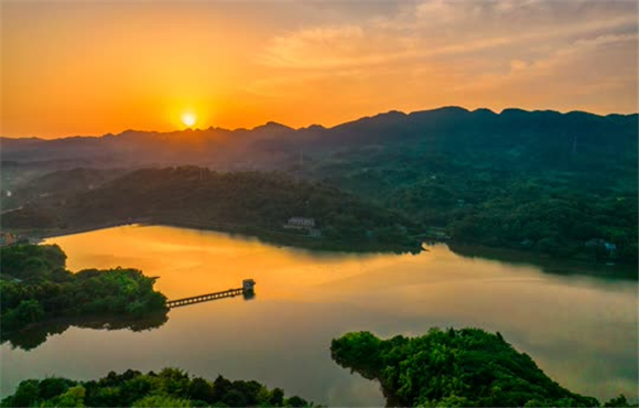 重庆迎龙湖国家湿地公园，日出风景十分美丽。记者 郭旭 摄