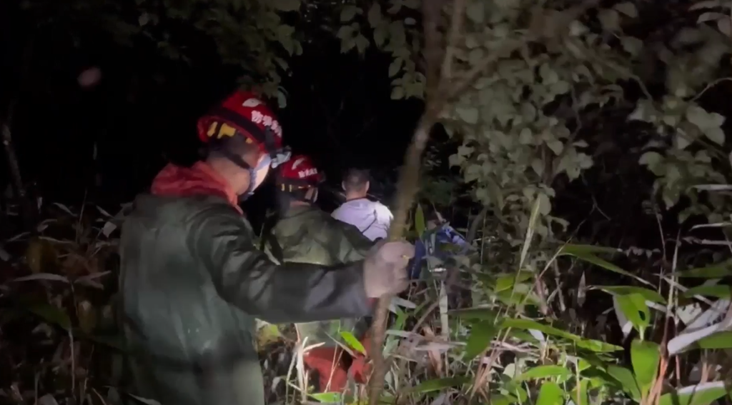 1救援人员进山搜救。奉节县消防供图