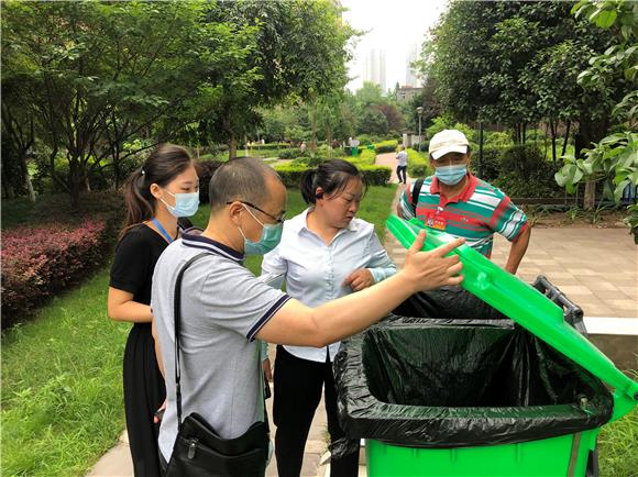 垃圾分类考评小组暗访考核现场。九龙坡区城市管理局供图