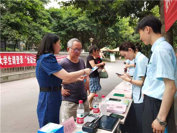 社区工作人员为居民宣传社保卡办理流程和注意事项。通讯员 陈天红 摄