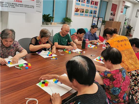 渝北区龙山街道花园新村社区开展变废为宝环保手工DIY活动。通讯员 宋海燕 摄