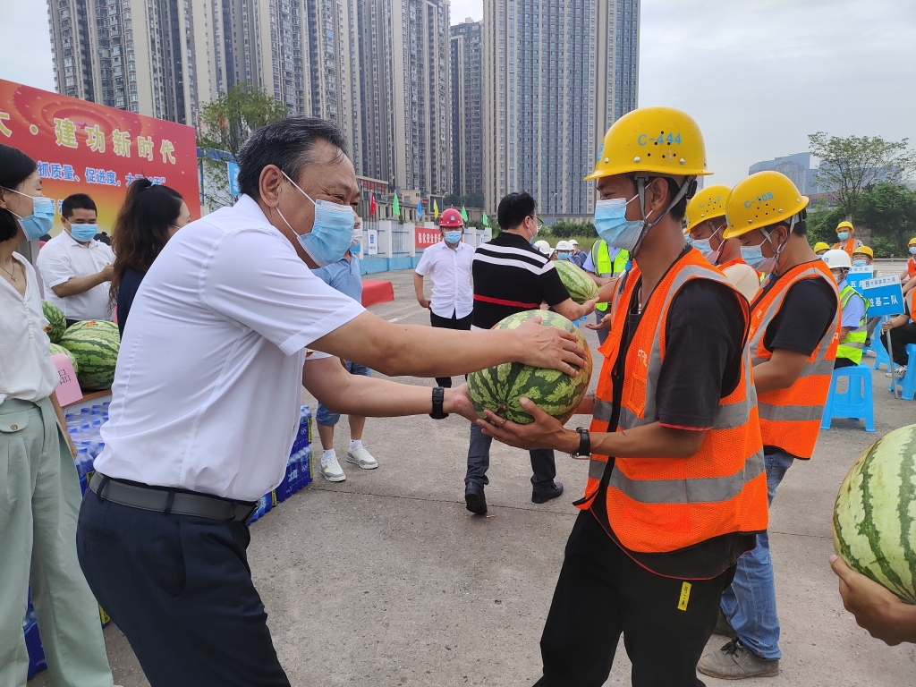 向一线员工发放降温物品。中建桥梁供图 WechatIMG128