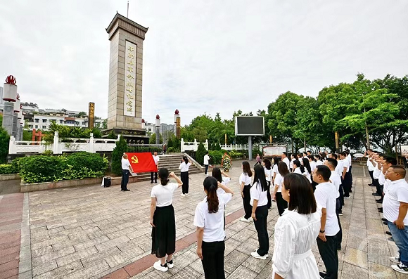 烈士陵园开展革命传统教育。通讯员 杨蕾 摄