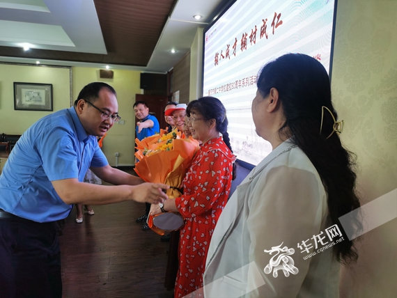 重庆市辅仁中学校党委书记、校长罗小华为老领导送上鲜花 李晓慧 摄 2、重庆市辅仁中学校党委书记、校长罗小华为老领导送上鲜花 李晓慧 摄