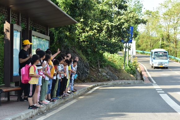 小学生们等候公交车。沙坪坝区交通局供图 华龙网发