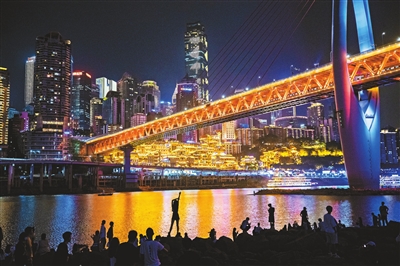 1嘉陵江边赏渝中夜景，千厮门大桥霓虹璀璨。记者 王欢 摄