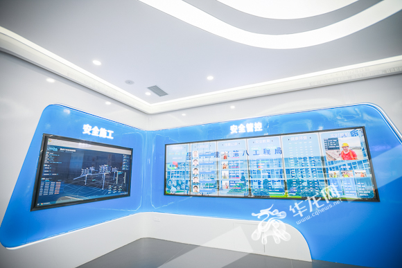 智慧展厅内展示的工地智能监控数据。华龙网-新重庆客户端记者 李裕锟 摄